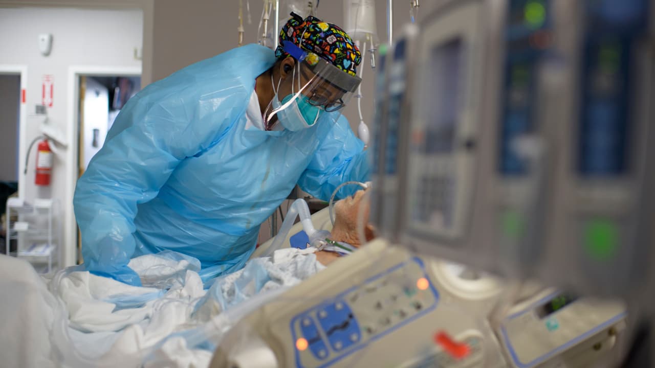 Las autoridades piden a la comunidad que se ponga la vacuna y asista a los puntos de pruebas para saber si están contagiados. "Los casos crecen de una manera exponencial, aunque la buena noticia es que las hospitalizaciones no han subido tanto", dijo la portavoz Lina Hidalgo.