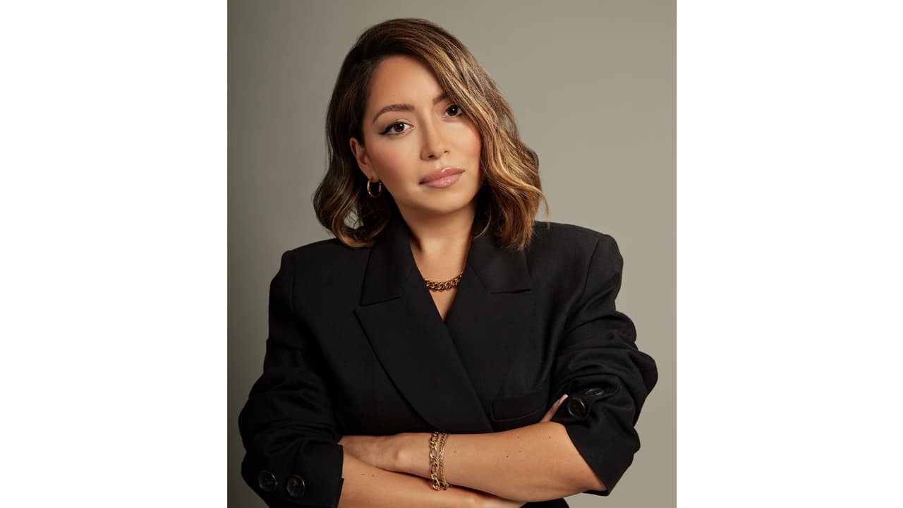 <h3 class="cms-H3-H3"><b>Karen Perez. Estilista de moda, fundadora de la línea de accesorios SecondWind. </b></h3>
<br>
<br>Desde que era niña siempre entendí lo importante que es votar. Como ciudadana Latinx, primera generación de padres colombianos y ecuatorianos, me aseguro de ejercer mi derecho al voto. Esta elección es importante para mí porque los derechos de las mujeres y la atención médica están en juego. Sé lo que es no tener atención médica cuando debería ser un derecho humano garantizado para todos los estadounidenses. También creo que necesitamos hacer un cambio positivo con nuestra reforma migratoria. Los inmigrantes han ayudado a construir y han contribuido a nuestra economía.
<br>