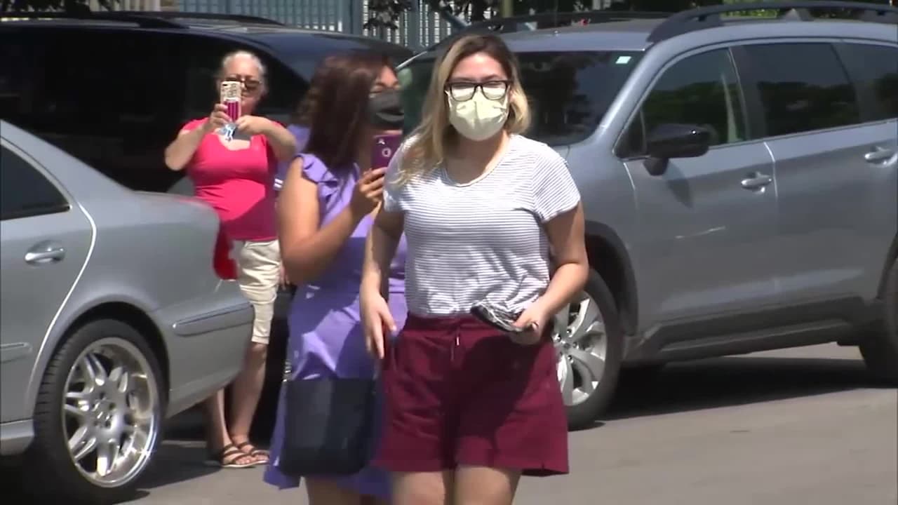 "Aquí listo para la fiesta" joven sobreviviente de covid -19 es recibida en casa con mariachis