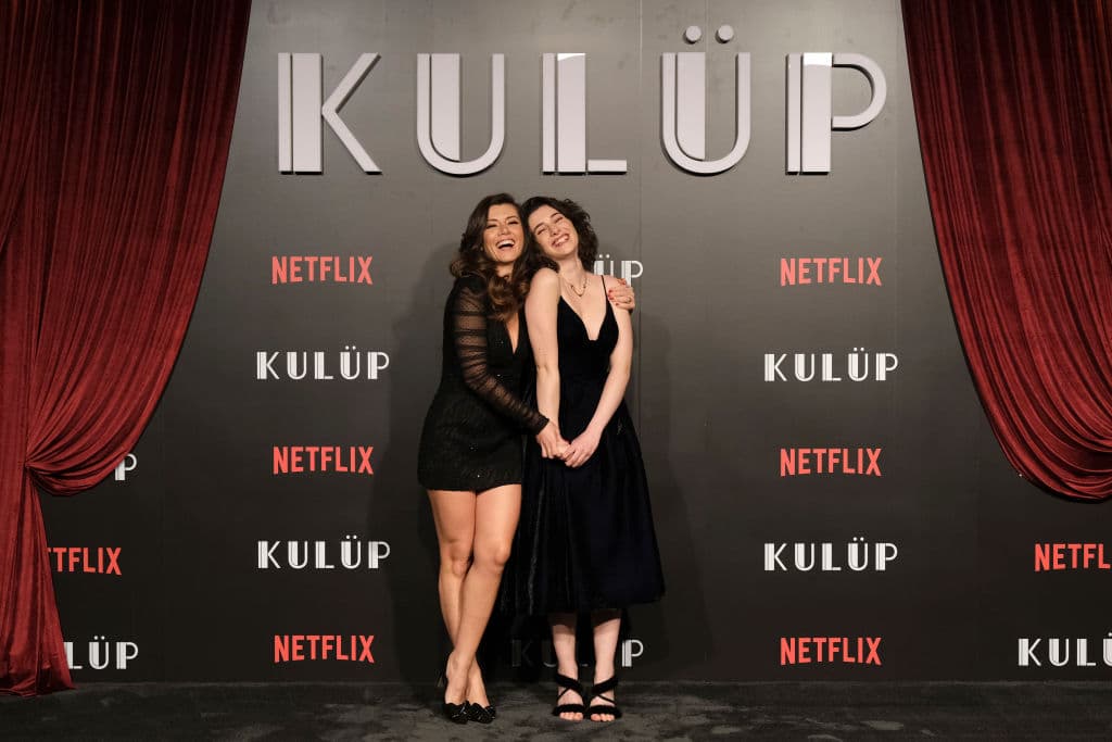 Gökçe Bahadır (izq) y Asude Kalebek (der)