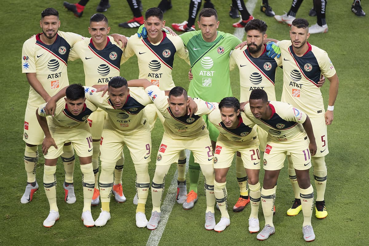 Los jugadores del América posan antes del inicio del partido.