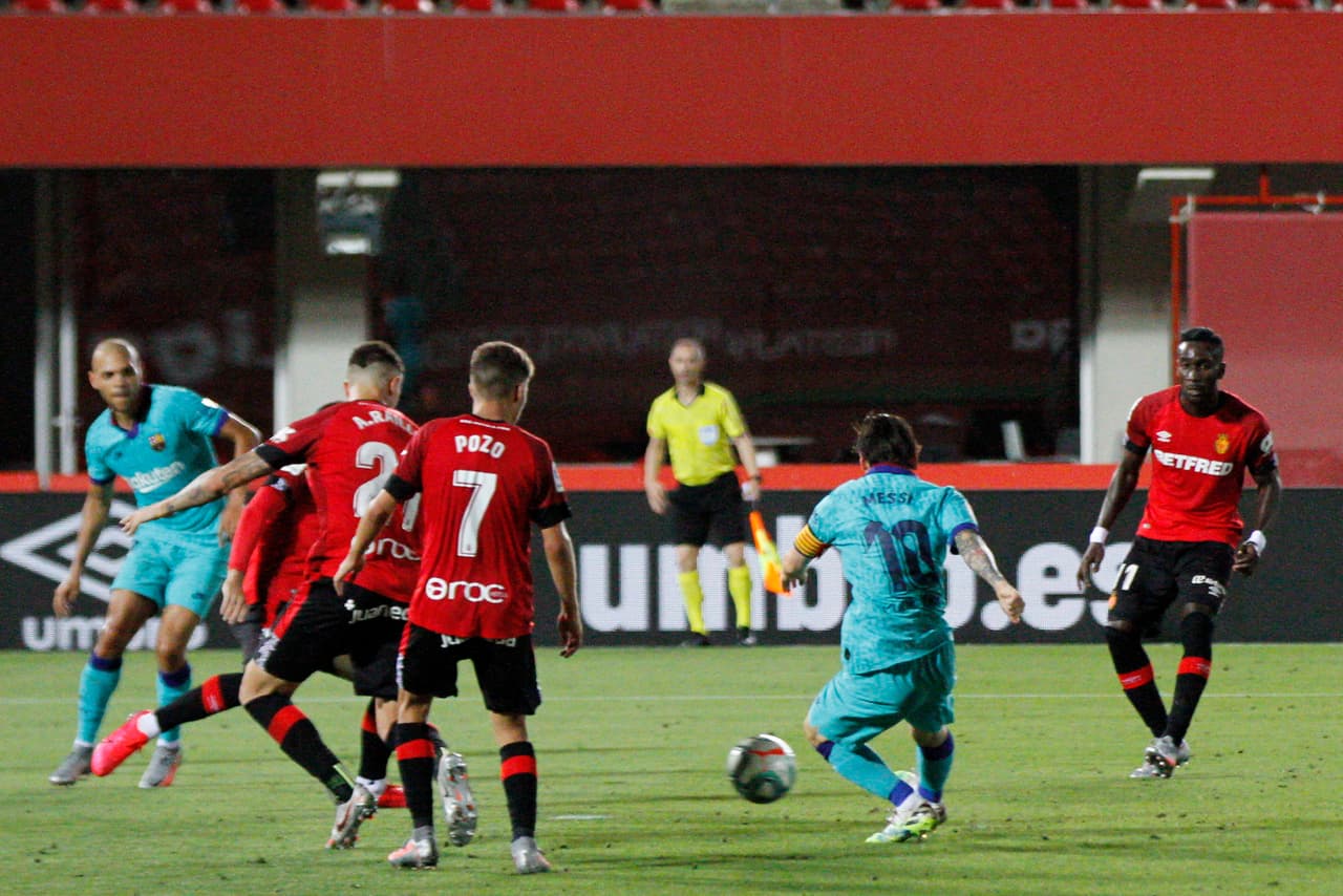 El tiro salió preciso, como sueeen ser su acciones, a tiempo pateó ante la marca de tres rivales.