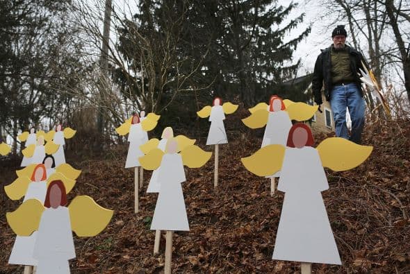 Mientras Newtown vive horas de dolor interminables, las autoridades del estado de Connecticut dijeron que han obtenido suficientes pruebas para hacerse "una imagen completa" del tiroteo de en una escuela de esta ciudad, que causó 27 muertos.