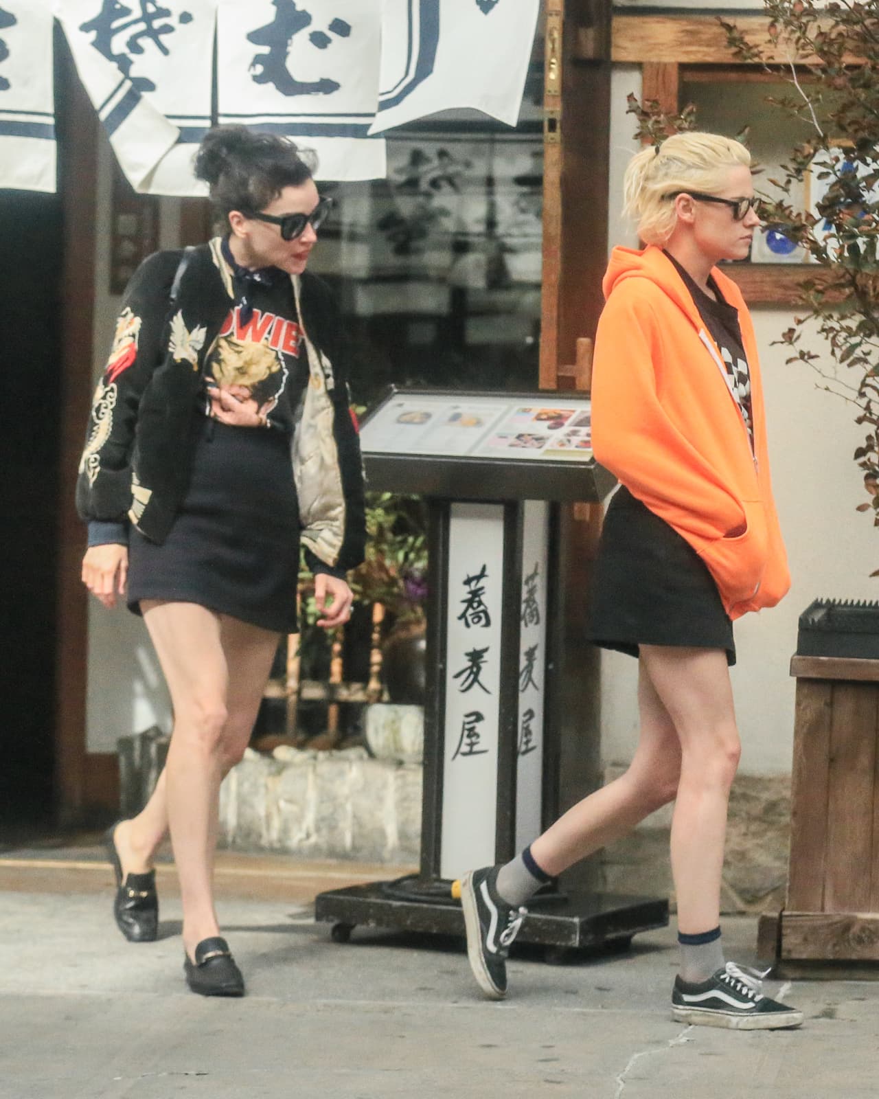 Kristen usó una sudadera naranja para pasar "desapercibida".