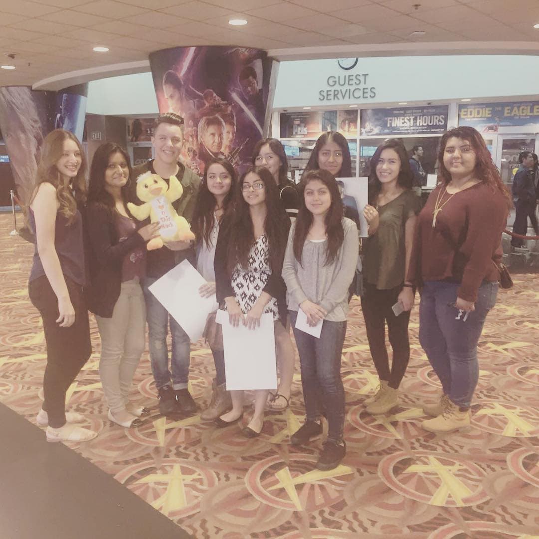 Algunas fans lo consienten con regalitos.