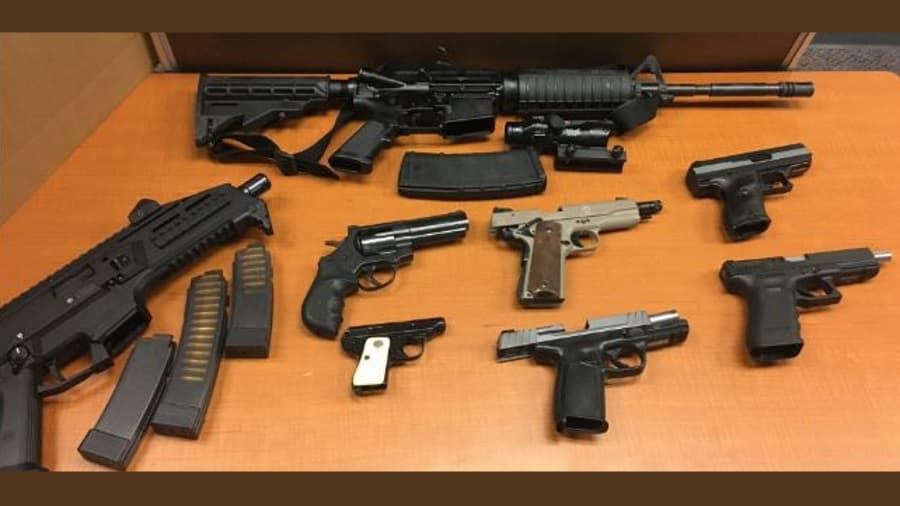 Los arrestos se llevaron a cabo en varios lugares en Gainesville, los cuales presuntamente serían parte de una red ilegal de distribución de narcóticos y armamento en el condado de Hall y regiones cercanas.