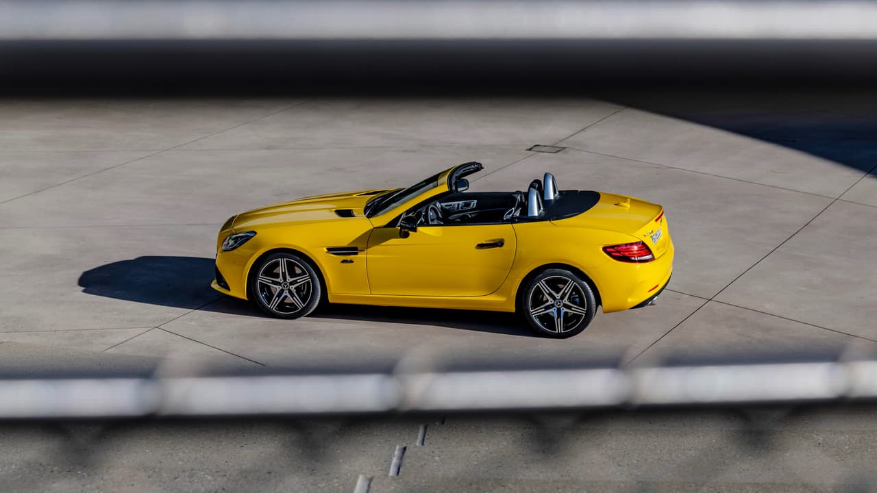 Como en todos los modelos de la línea, el Mercedes-Benz SLC 300 Final Edition 2020 contará con un 
<b>techo metálico retractable </b>electrónicamente.