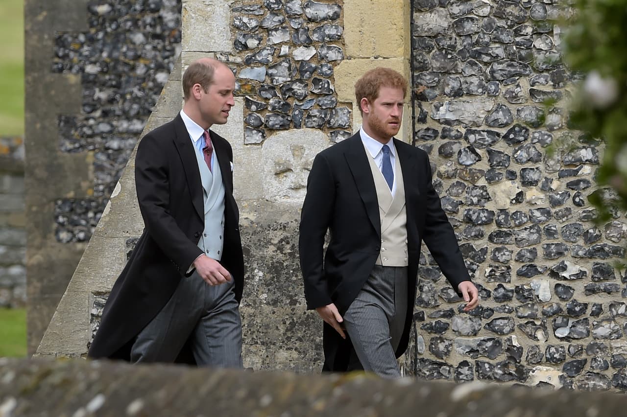 El príncipe Harry llegó a la iglesia sin su novia Meghan Markle, acompañado por James Mattews.