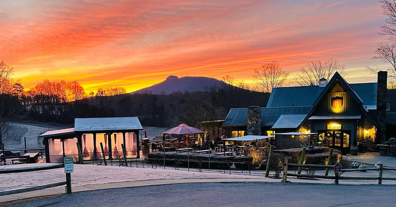 <b>Winston-Salem</b>
<br>
<b><a href="https://maps.app.goo.gl/db49MPnivDD3S1rh6">Cómo llegar</a> </b>
<br>
<br>Si lo tuyo es pasear por un viñedo con una copa de vino en la mano junto a tu pareja, considera un viaje a Winston-Salem, conocida como la puerta de entrada al valle de Yadkin. Esta región del noroeste de Carolina del Norte alberga más de 40 viñedos.