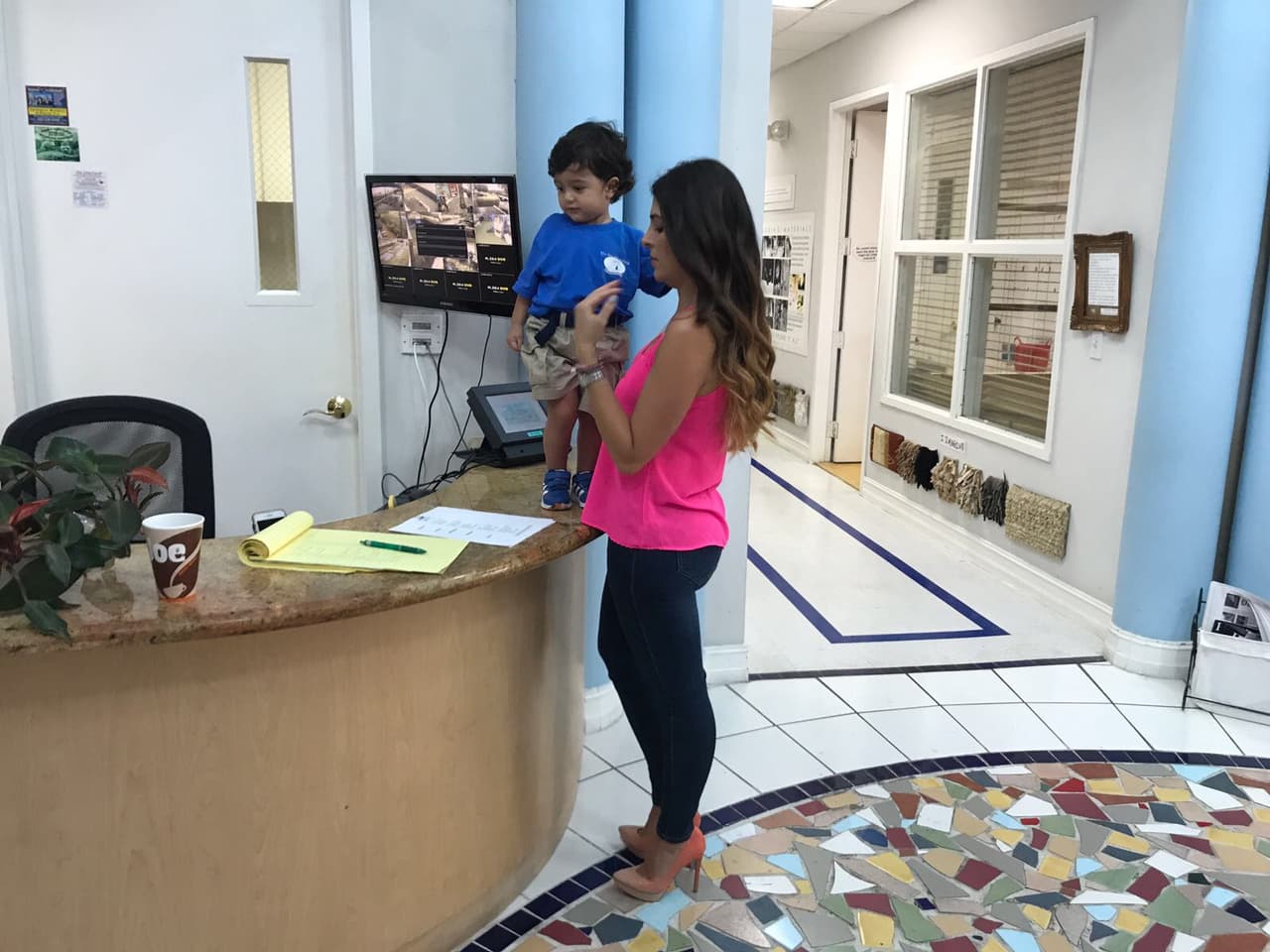 Joshua descubriendo su nuevo mundo y acostumbrándose a todos los lugares que serán parte de su entorno diario.