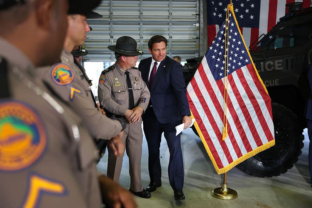 Redada récord en Florida: Ron DeSantis anuncia la detención de 1,120 inmigrantes irregulares en una semana