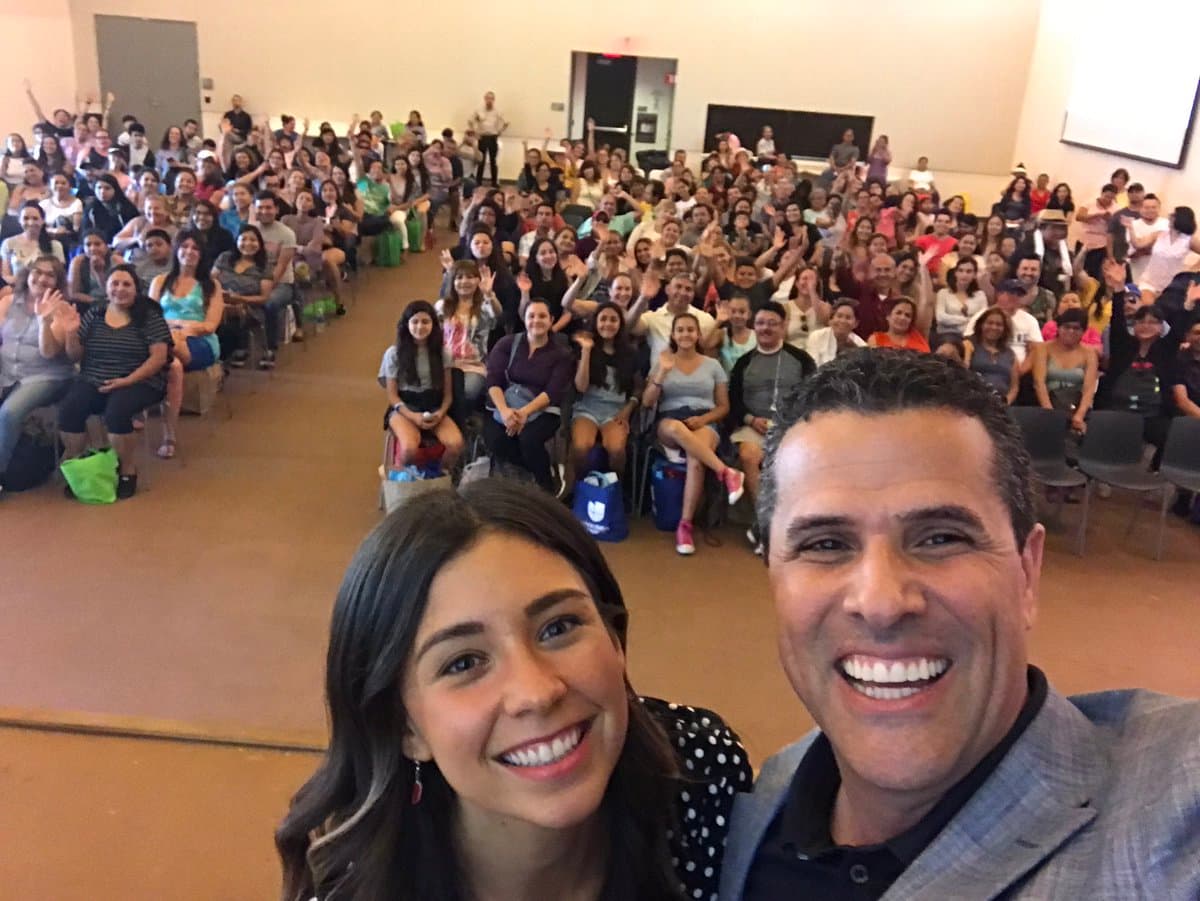 Yovana Mendoza y Marco Antonio Regil hablaron a los asistentes a la feria sobre los beneficios para la salud de una dieta saludable.