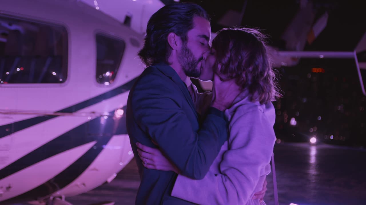 Está completamente enamorada de Alejandro y él ha fingido sentir lo mismo por ella.