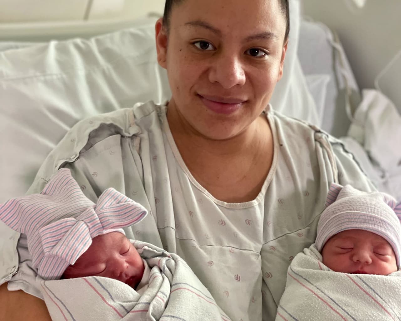 "Es una locura para mí que sean gemelos y tengan diferentes cumpleaños", dijo mamá 
<b>Fátima Madrigal</b>. "Estaba sorprendida y feliz de que ella llegara a medianoche”.