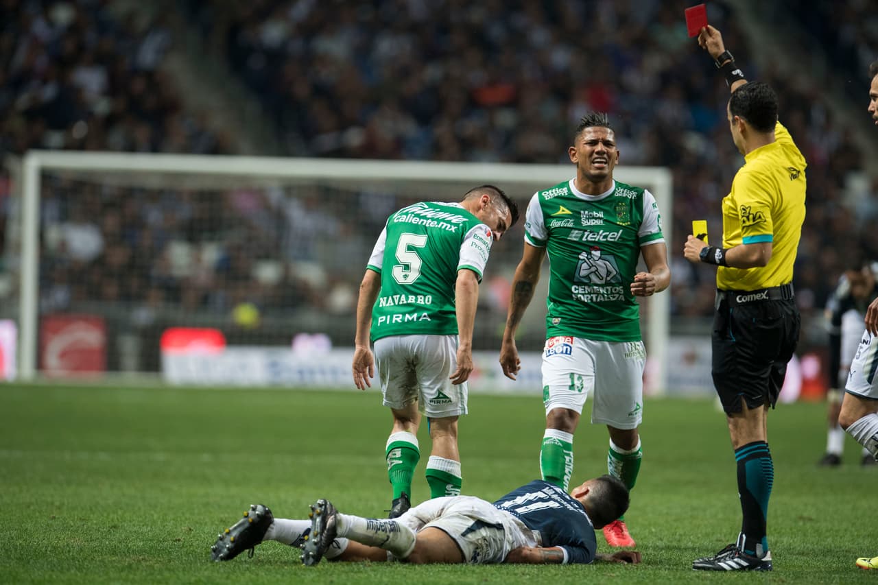 La frustración de León fue evidente y Fernando Navarro fue expulsado tras ver su segunda tarjeta amarilla.