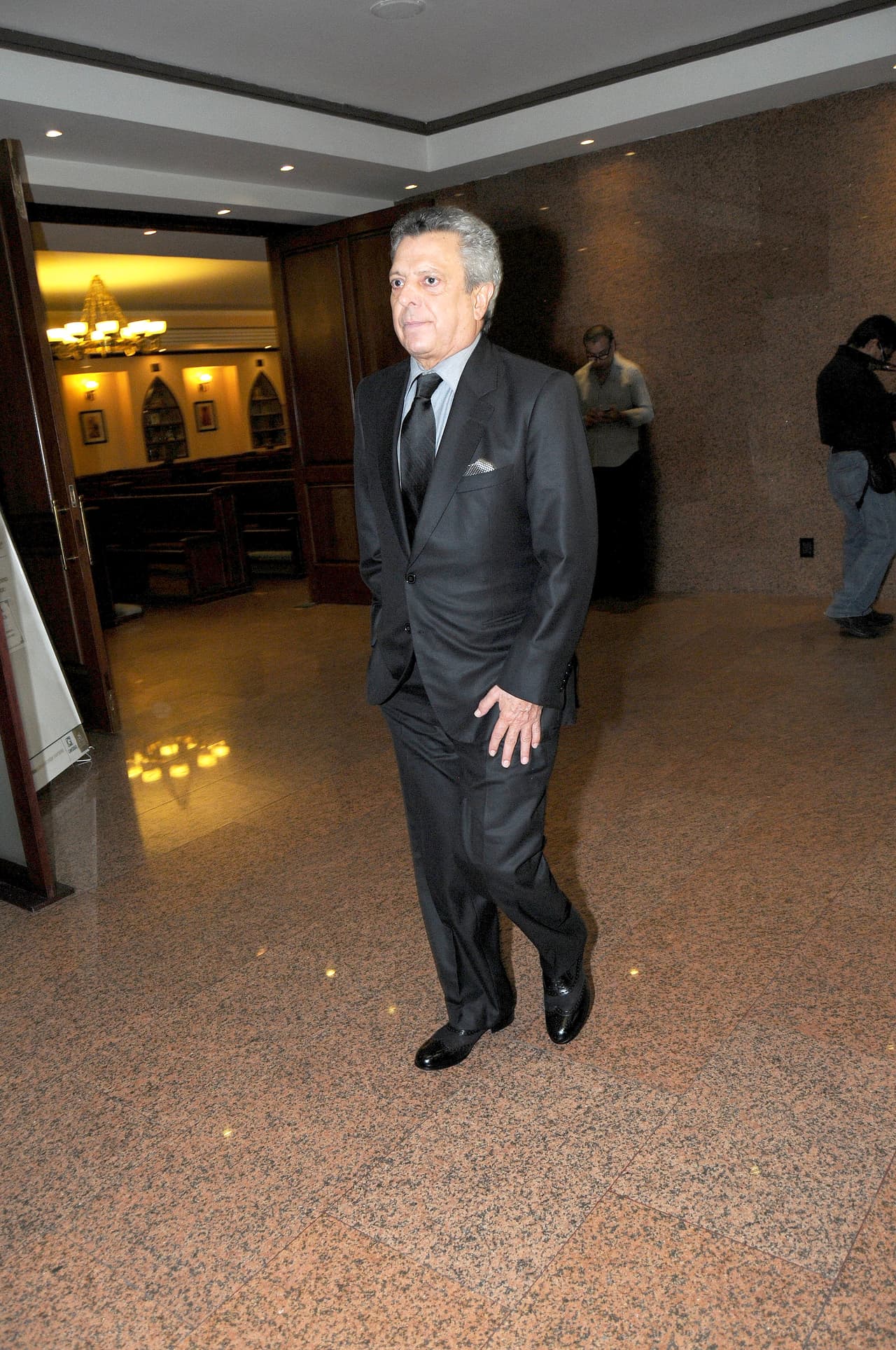 El próximo sábado 24 de abril, el actor mexicano César Bono volverá al escenario teatral para conquistar el mundo del streaming con la obra 'Defendiendo al cavernícola'.