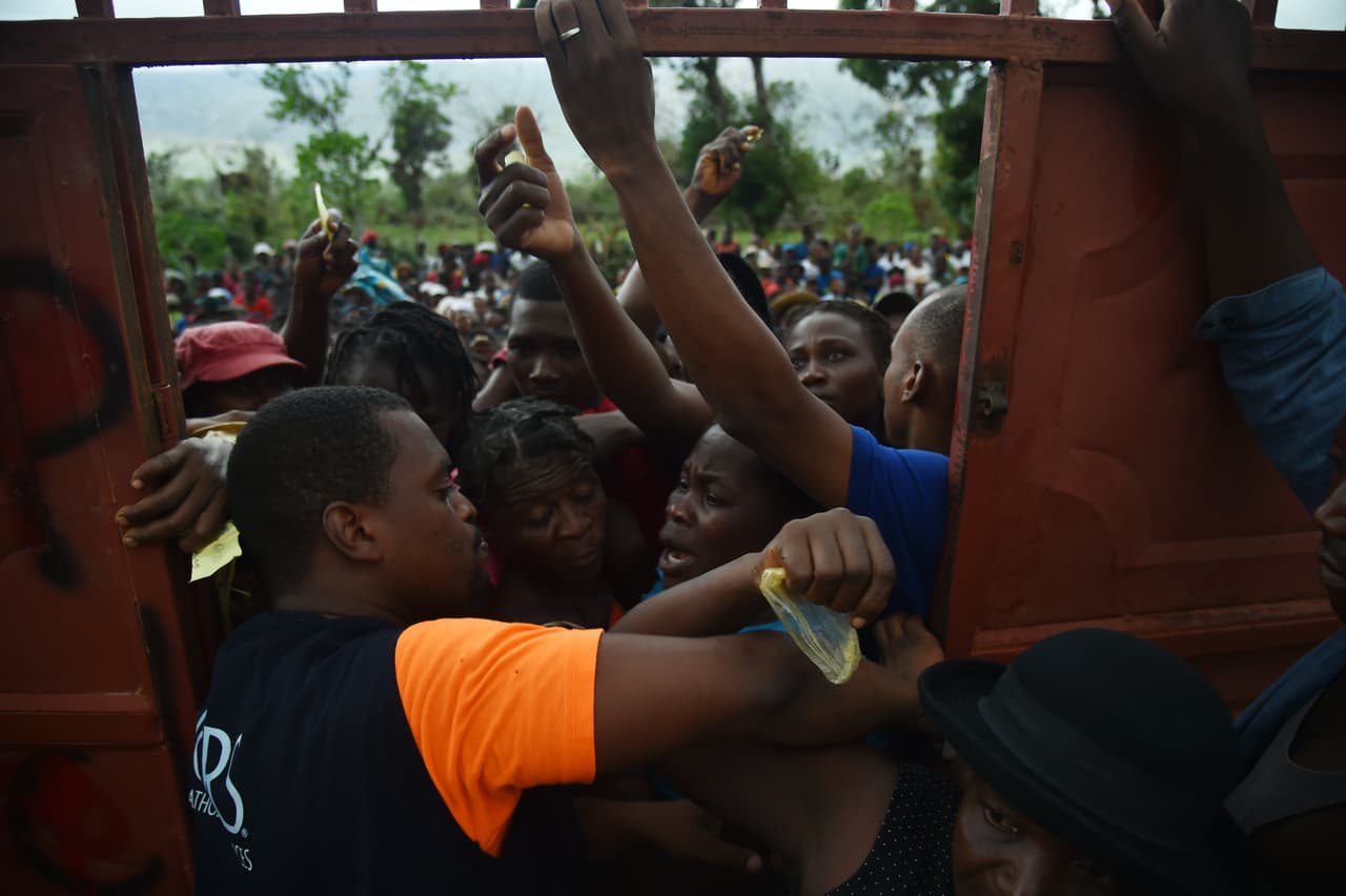 Los habitantes de Les Cayes, esperan la distribución de alimentos del programa mundial de las Naciones Unidas, el 17 de octubre.