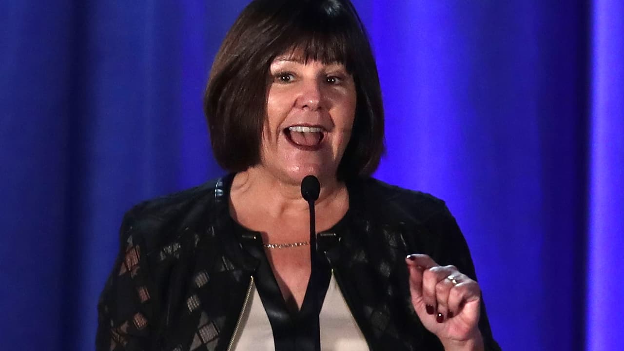 Karen Pence regresa al trabajo y lo hace en una escuela que exige repudiar el matrimonio gay y la identidad transgénero