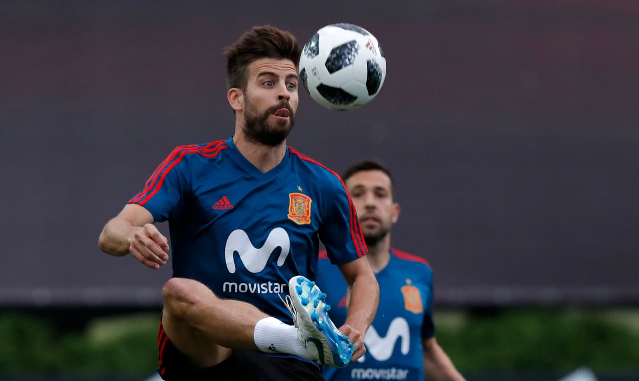 Muy atento, muy concentrado en el control del esférico aparece el mediocampista del FC Barcelona Gerard Piqué. El catalán es de las piezas inamovibles en La Roja, y para Hierro parece también serlo.