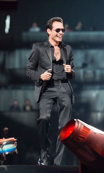 Como los grandes divos, Marc Anthony subió al escenario entre el fervor de miles de fans, con gafas de sol y necesitando solo un movimiento de caderas para enloquecer a un público mayoritariamente latino. 