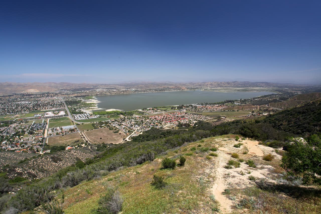 Cierran el lago Elsinore para uso recreativo por la presencia de 'algas' tóxicas