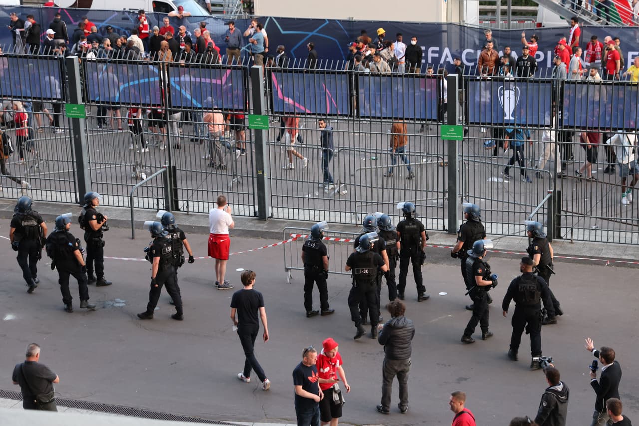 Aficionados sin boleto generaronn caos al meterse por la fuerza en las inmedicaciones del Stade de France en la pasada Final de la Champions League entre Real Madrid y Liverpool.
