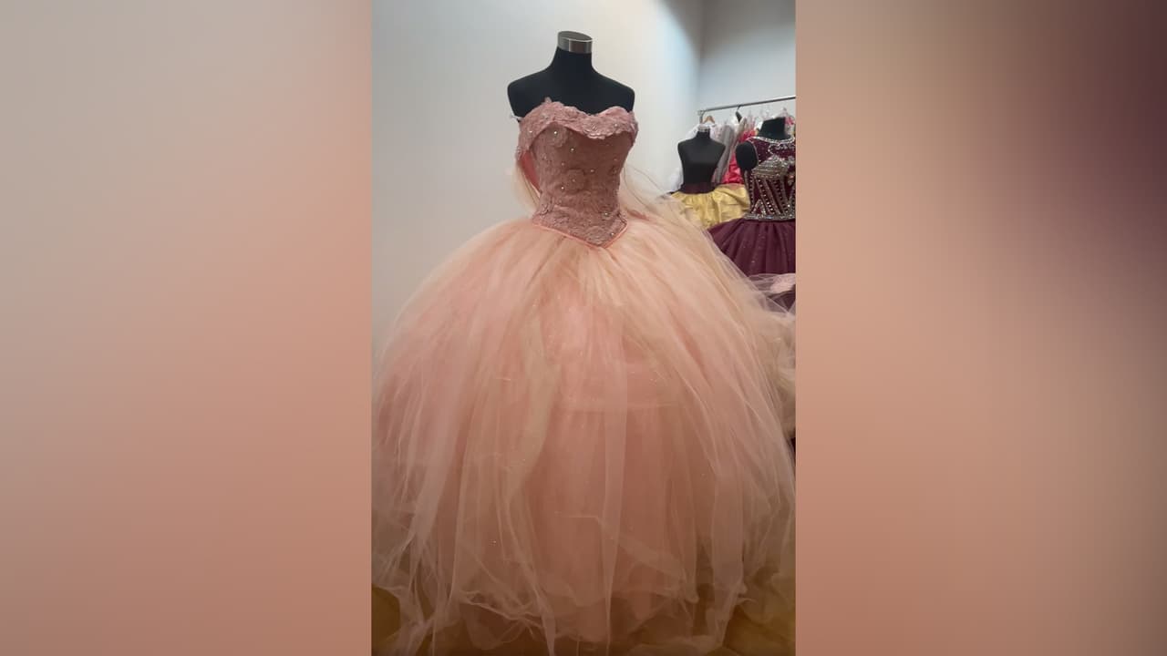 Arlene soñaba con una fiesta de Quinceañera, se le hizo un vestido color rosa que usó dentro del féretro. ¡Tenía miedo de morir, pero bebé, me has hecho mirar hacia el más allá, seguiré adorándote y amándote mi amor!, publicó su madre mostrando el vestido.