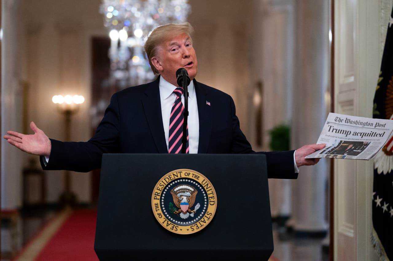 Durante su discurso tras su absolución en el Senado, Trump mostró la portada del diario
<i>The Washington Post</i> y bromeó sobre que era la primera vez que el diario publicaba algo bueno sobre él.