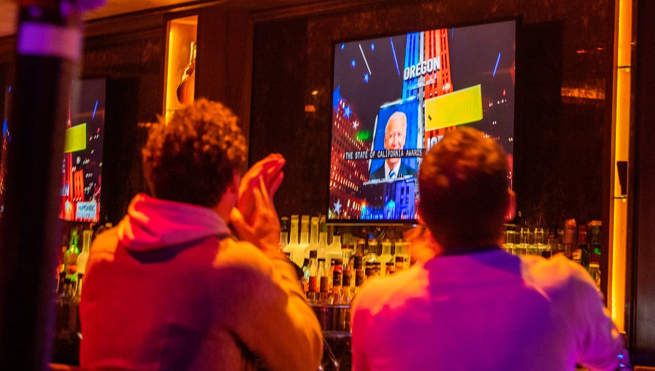 Y mientras unos protestaron los anuncios adelantados de triunfo de Trump, otros celebraron calmadamente el avance de conteos de votos que cambiaron el color del mapa de conteo de boletas en estados claves en los que cuatro días más tarde proyectan como seguro ganador a Joe Biden.