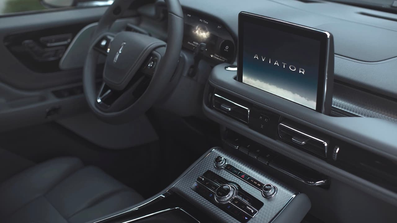 En el interior de la nueva Lincoln Aviator conseguimos una actualización del tema de diseño que funciona tan bien en la Lincoln Navigator, incluyendo los
<b> botones 'tecla de piano' </b>para los cambios de velocidades y la pantalla de navegación sensible al tacto situada en la línea visual del conductor.