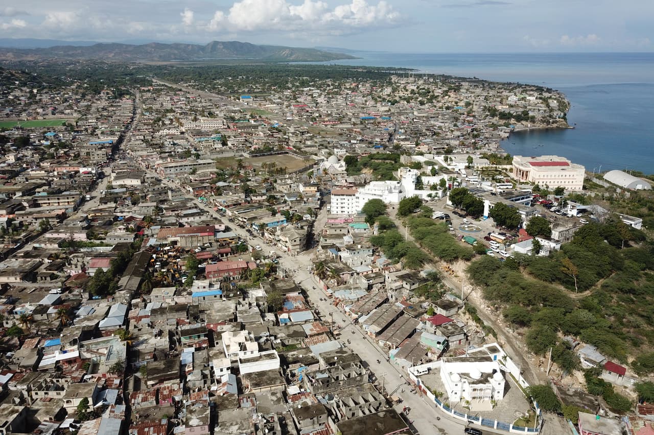 Desde el aire, se pueden ver los destrozos en la ciudad de Port-de-Paix. Según Protección Civil, 7,000 casas resultaron destruidas por el terremoto, cuyo epicentro se registró frente a la costa noroeste, 20 kilómetros al norte de Port-de-Paix y a 175 kilómetros de la capital, Puerto Príncipe.
<br>