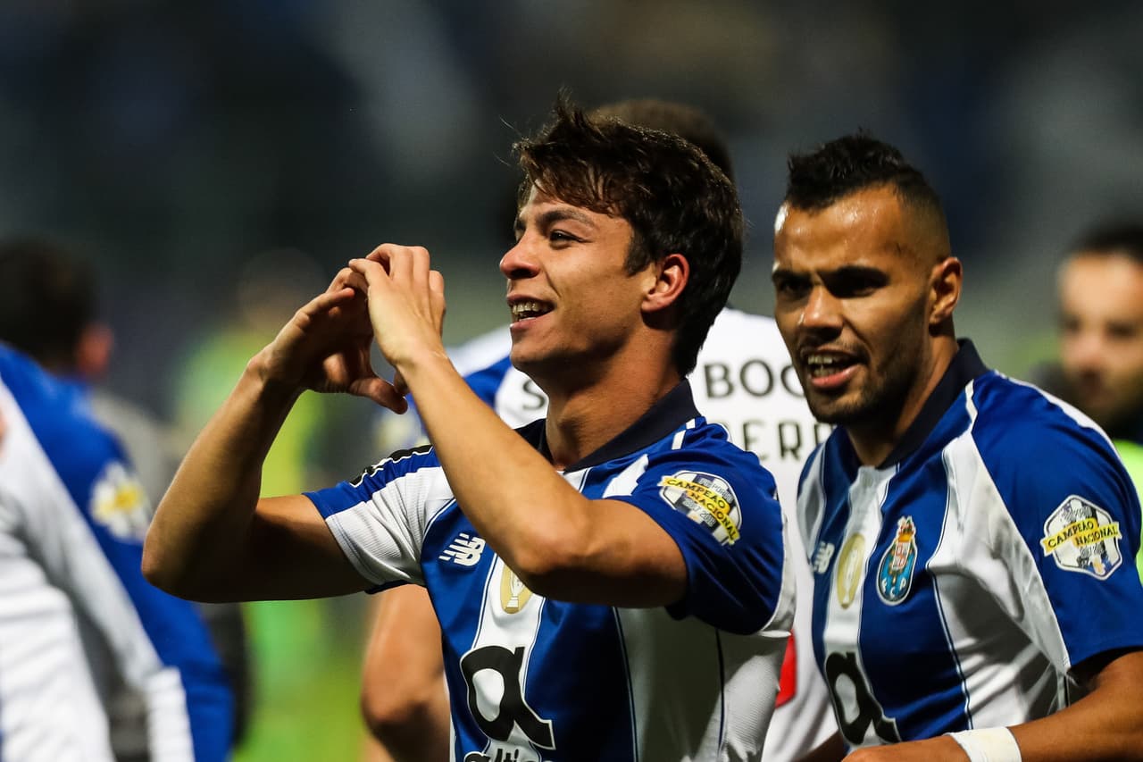 Al minuto 52 el español Oliver Torres (centro) marcó el 2-0 para el Porto, quedando más cerca de asegurar el triunfo.