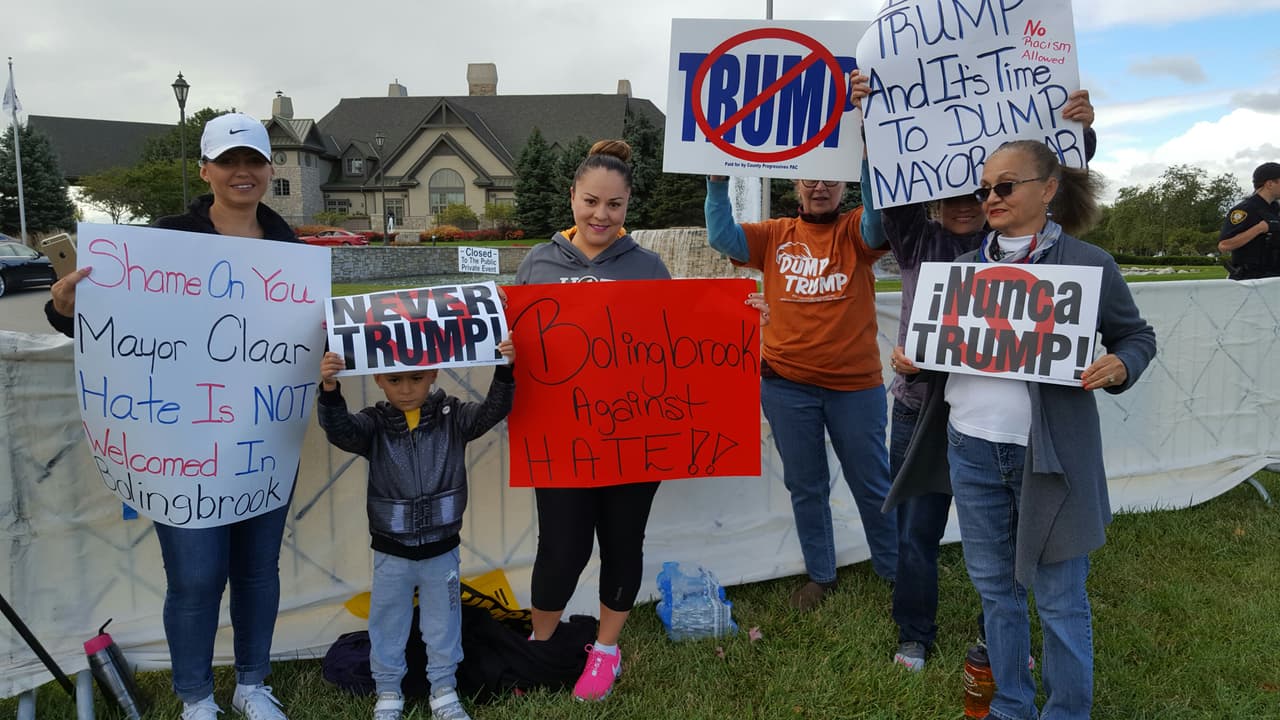 Miembros de la organización Suburbian Families Against Hate, entre otras organizaciones, llegaron desde temprano al lugar.