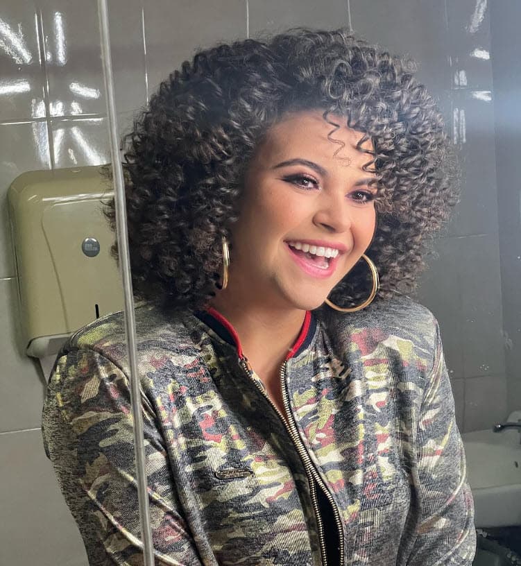 "Siempre con los hijos vamos a hacer consejeros, los vamos a guiar, los vamos a llevar de la mano. 
<b>Afortunadamente nuestros hijos creo que <a href="https://www.univision.com/famosos/lucero-mijares-hijo-explica-jose-manuel-no-publicamente">toman muy buenas decisiones</a></b>, ojalá que lo sigan haciendo, han aprendido bien", dijo Lucero en la alfombra roja, reportó la periodista Berenice Ortiz.