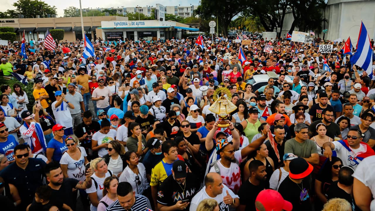 Miles de cubanos se congregaron este domingo en las inmediaciones de los restaurantes Versailles y La Carreta para expresar su apoyo a sus compatriotas en varias ciudades de la isla. En Miami, cuna del exilio, se escucharon consignas como "Patria y Vida" y "Viva Cuba Libre".