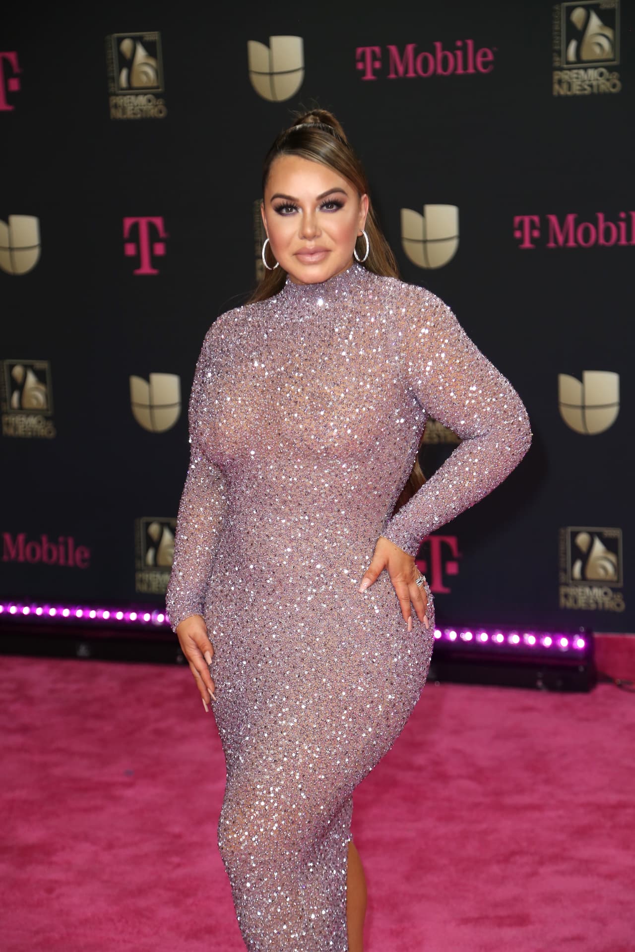 Mientras que en Premio Lo Nuestro 2020, se dejó ver muy elegante usando un vestido con transparencias.