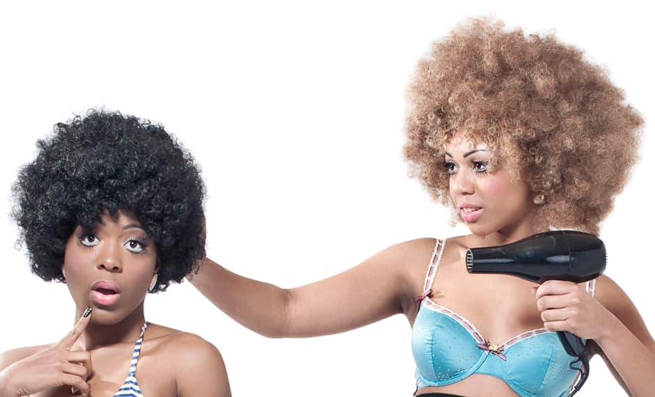 <h3>1. Corte </h3>Como todo debe de comenzar con un principio con bases, al igual el estilo Afro tiene que comenzar con un corte de cabello adecuado. Lo ideal son capaz y estas se tiene que dar mantenimiento de cada 4 a 8 semanas. Para las que se animen a realizarse ellas mismas este corte deben primero desenredar con peine de dientes anchos y aplicar algún producto para que no se esponje.