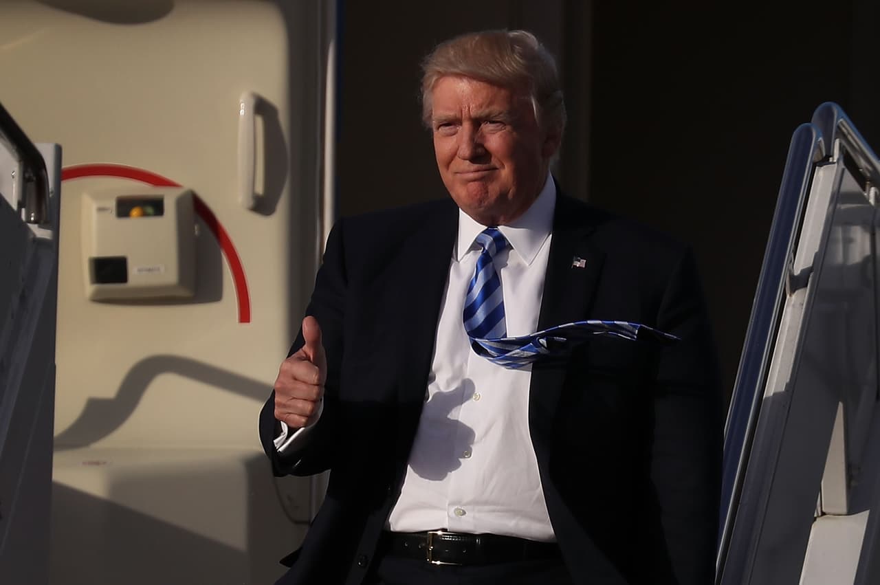 Donald Trump baja del avión presidencial en West Palm Beach, Florida, al llegar a su residencia de Mar-a-Lago.