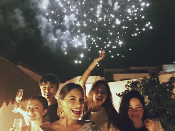 Ana Brenda Contreras disfrutando de fuegos artificiales.