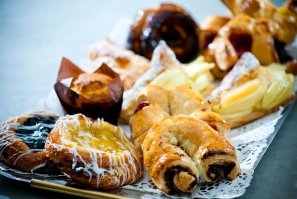 1.- Olvídate de las harinas refinadas y los azucares procesados. O sea, adiós al pan dulce, pastas, papas y caramelos.