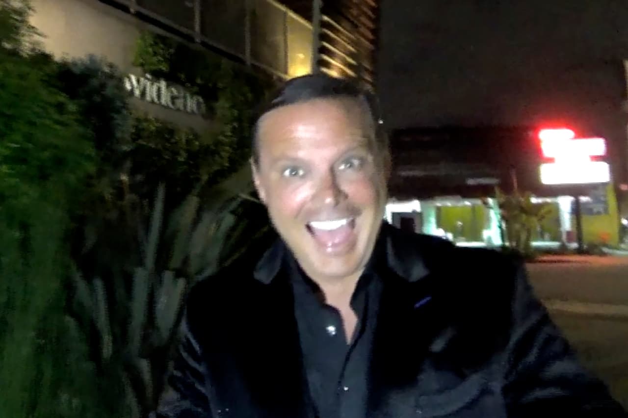 Luis Miguel fue captado con una misteriosa rubia en Los Ángeles esta semana. La pareja cenó en el restaurante Providence, en el que un menú con maridaje tiene un costo de 365 dólares por persona. El cantante se mostró de muy buen humor al llegar en su Rolls Royce negro. Mientras él hizo bromas con los paparazzi, su nueva conquista intentó caminar discretamente fuera de cuadro.