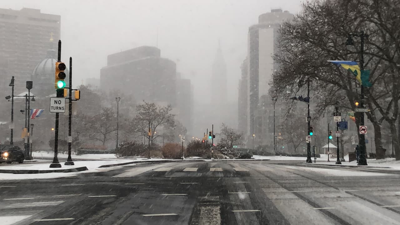 La visibilidad hacia el Ayuntamiento, desde el Benjamin Franklin Parkway era casi imposible. Fue en marzo de 2018 cuando la ciudad tuvo su última gran nevada. Esta tormenta diciembre se prevé como la más significativa en muchos años. El pronóstico para Pensilvania refleja que en poco más de 24 horas se acumulará más nieve que durante toda la temporada 2019. 
<br>