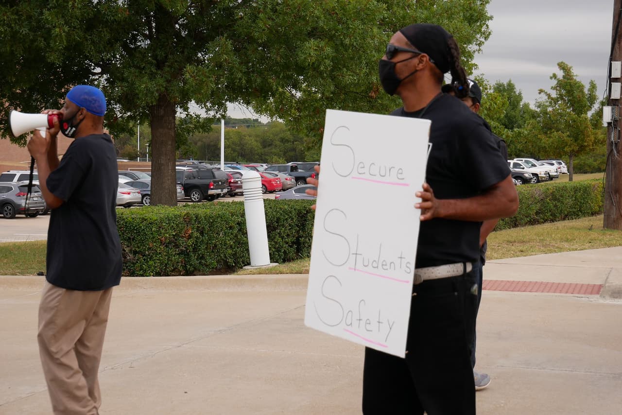 Por su parte 
<a href="https://www.youtube.com/watch?v=f3n_qy9jgoA" target="_blank">la superintendente del Distrito Escolar de Mansfield</a> dijo que no pueden dar detalles de la investigación, pero que se reúnen para revisar las medidas de seguridad en las escuelas. 
<br>