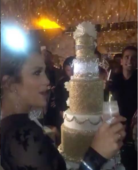 La fiesta terminó en horas de la madrugada del domingo 23 de julio, cuando la pareja brindó por este nuevo año que inician.