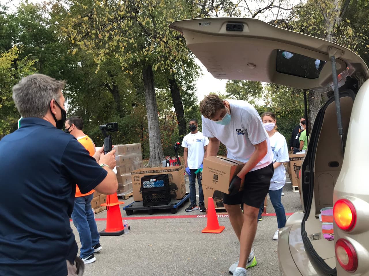 Se hizo entrega de cajas de comida que incluían un cupón para comprar pavo en esta temporada de fiestas.
<br>