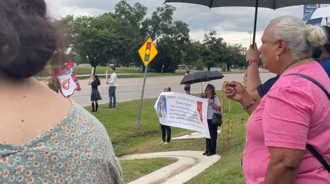 Además de orar, exponieron pancartas con mensajes.