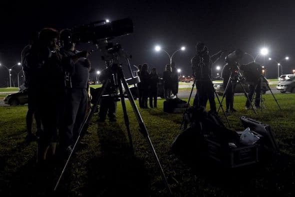Un grupo de gente se reunió en torno al Memorial Juscelino Kubitschek en la capital brasileña para observar el eclipse.