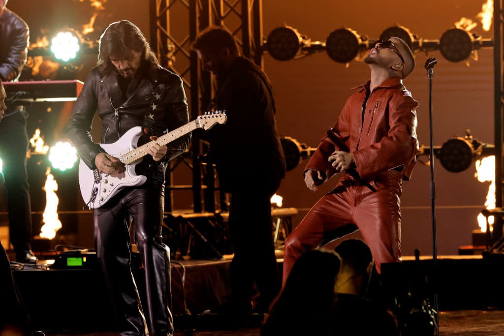 El cantante puertorriqueño Rauw Alejandro apareció en el escenario para cantar el tema “Baby Hello”, esto en compañía del artista colombiano Juanes.