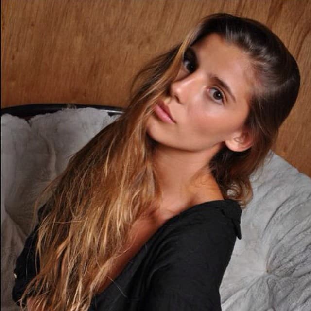 Su figura cautiva desde todos lados.