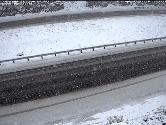“¡
<b>No estás viendo cosas! Eso es NIEVE en partes del norte de Arizona</b> esta mañana.
<b>El tráfico es lento en la Interestatal 40 al oeste de Flagstaff</b> esta mañana. ¡Recuerda reducir la velocidad en la nieve!”, alerta
<a href="https://twitter.com/ArizonaDOT/status/1387035579464917000/photo/3" target="_blank">el Departamento de Transporte Público de Arizona.</a>
<br>